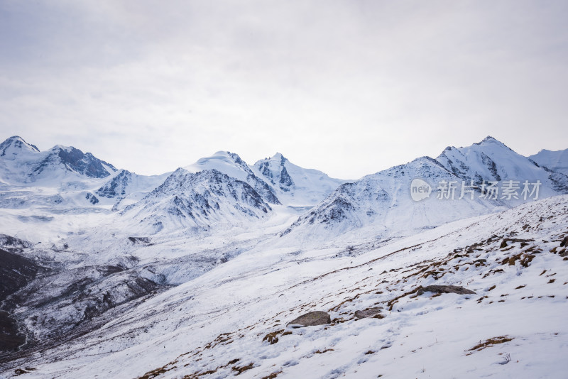 新疆天山山脉雪山山峰山脉