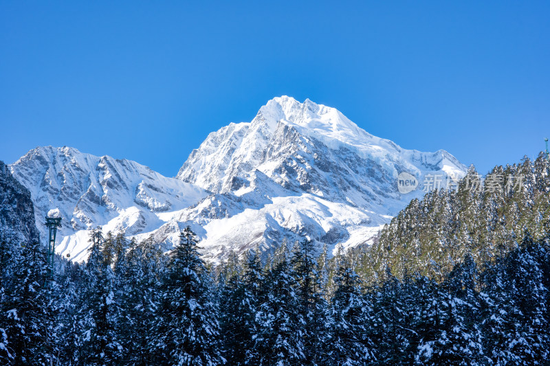 四川甘孜海螺沟景区看到的贡嘎等众多雪山