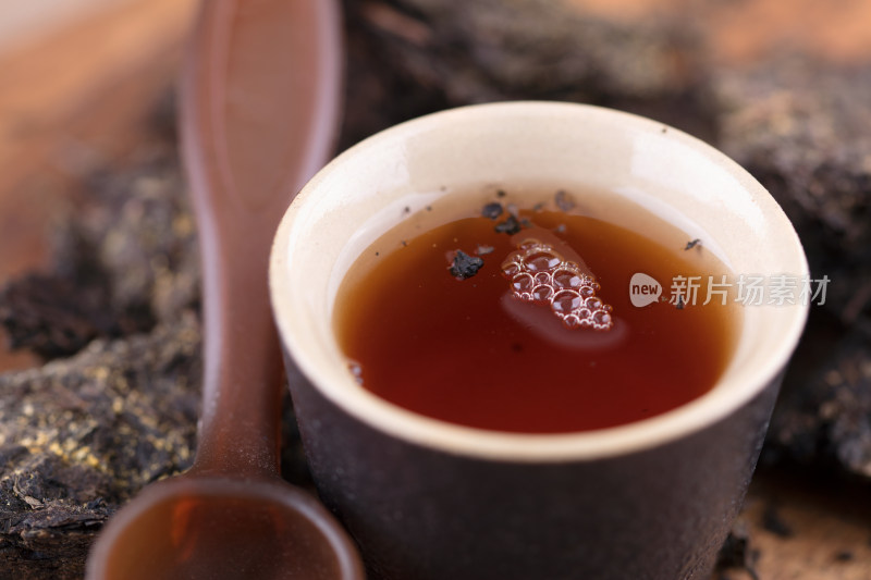 泡好的一杯茶在黑茯茶中间