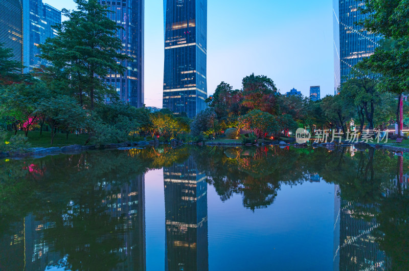 广州珠江新城花城广场公园湖泊与城市建筑