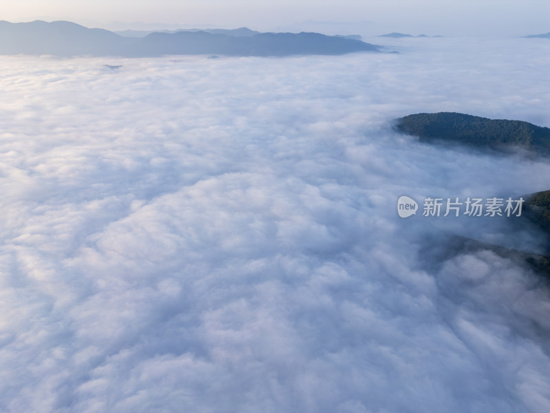 航拍云海之上的山峦