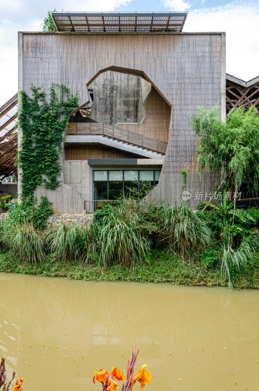 带绿植墙的特色建筑外景