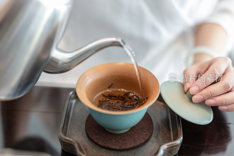 红茶倒茶的特写