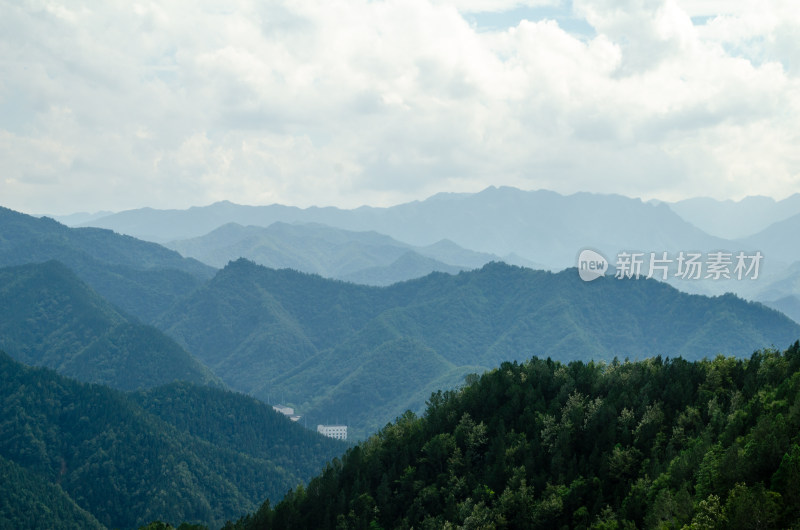 连绵青山与茂密山林景观