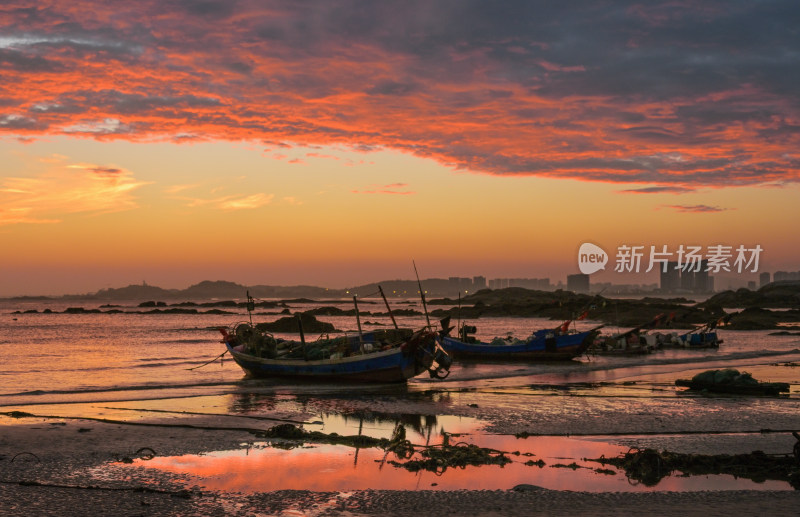 海边世纪火烧云和渔船剪影