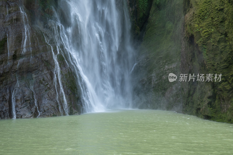 高山瀑布流水自然风光