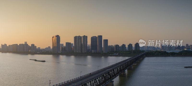 杭州市钱塘江大桥沿岸晨曦风光航拍