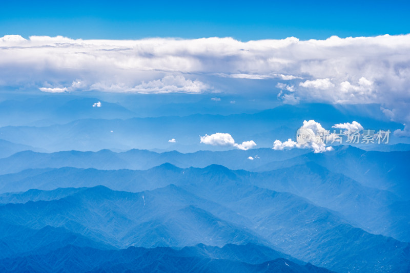 飞机上拍摄的甘南藏族自治州舟曲县的群山