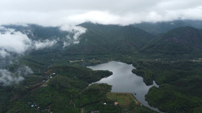 广东东莞：雨后城镇上空云雾缭绕