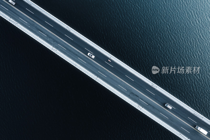 航拍横跨在湖面上的千岛湖大桥
