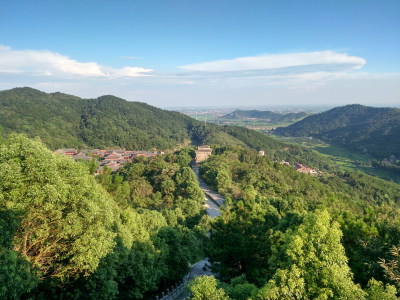 山间绿树环绕中的古建筑风景