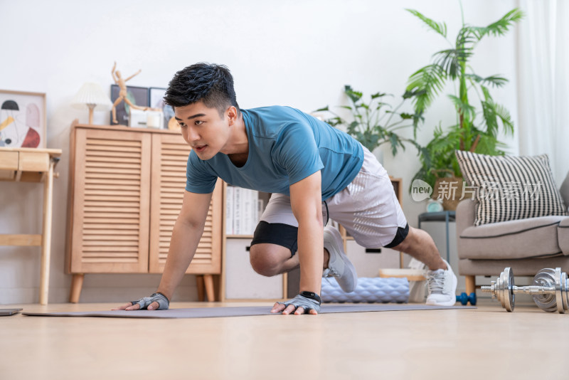 年轻男子在家健身