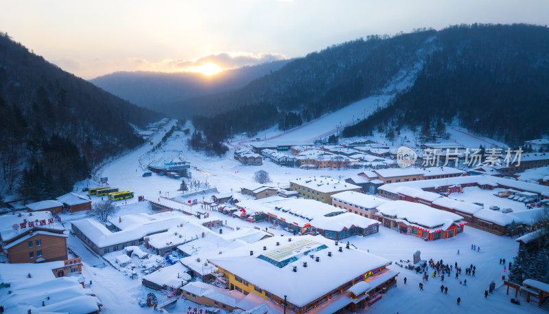 中国雪乡，雪夜里的童话小镇