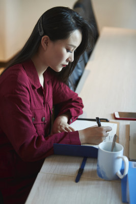 亚洲年轻女性商务人士在电脑前办公