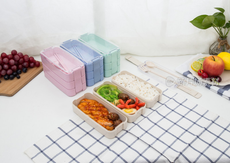 桌子上的彩色塑料午餐盒