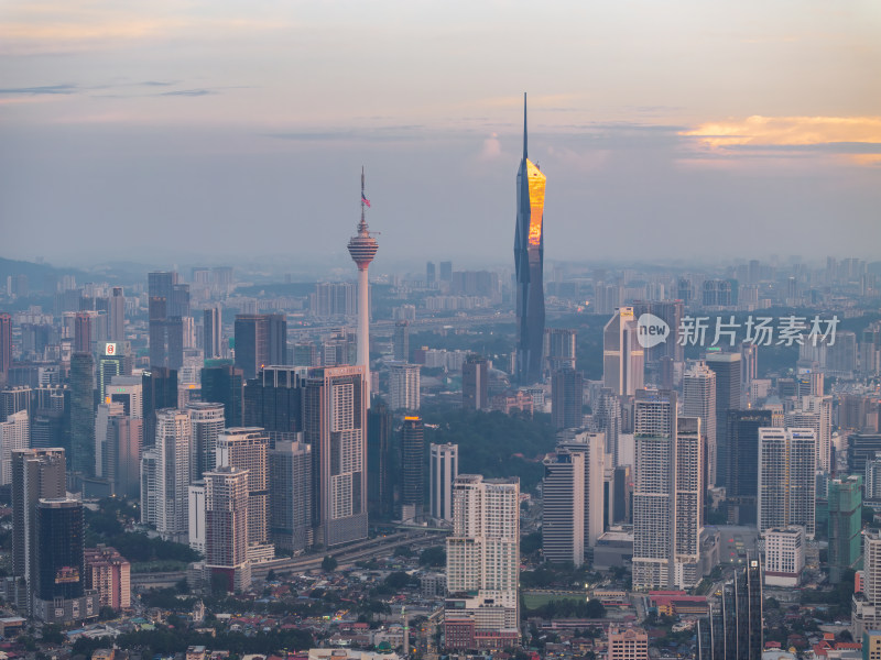 马来西亚吉隆坡莫迪卡石油双子塔日落夜景