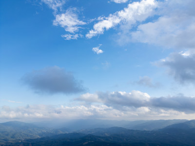 航拍壮阔山景与蓝天白云相映的自然景观