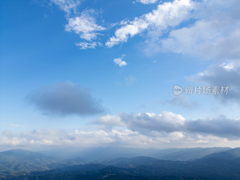 航拍壮阔山景与蓝天白云相映的自然景观