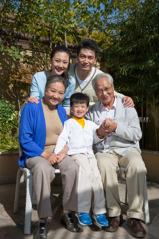 一家人在院子里