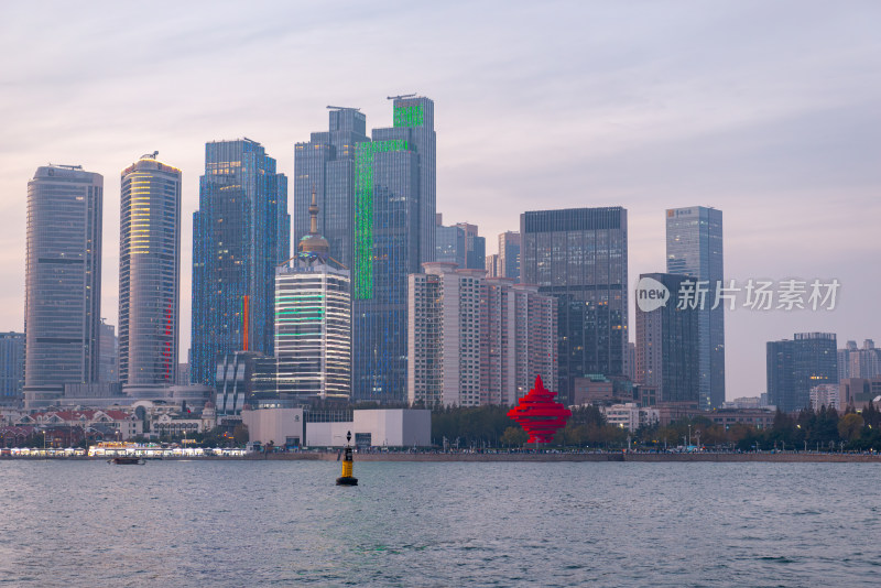 海滨城市现代高楼建筑群