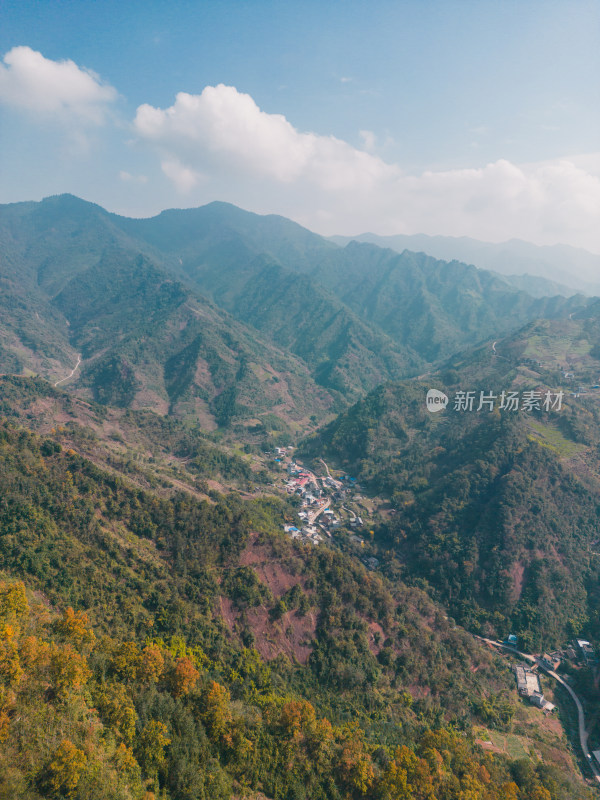 高山沟壑中的小山村