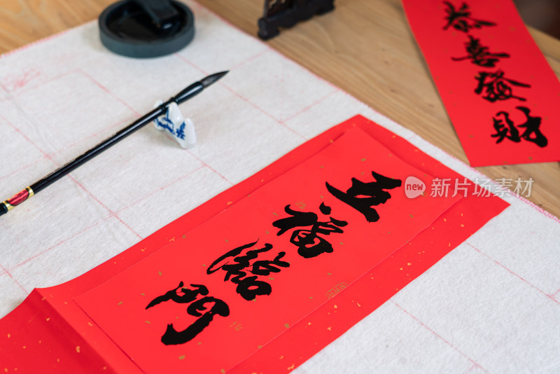 中国农历新年放在书案上书写完成的春联