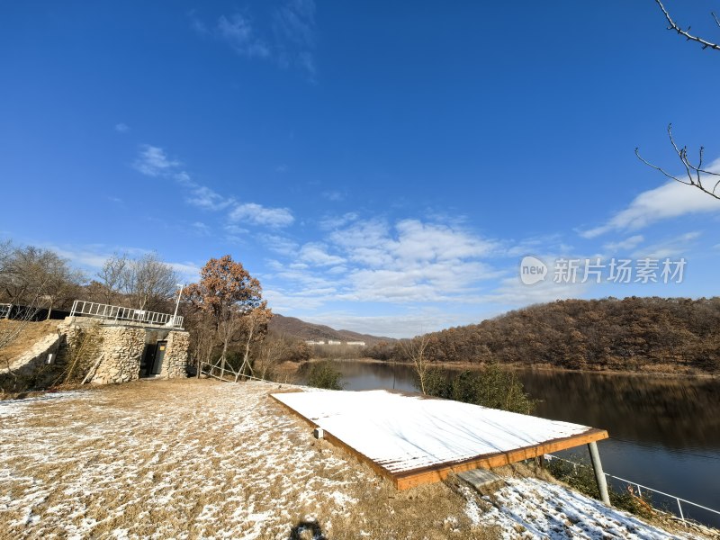 山东文登天福山水库山水露营地雪景