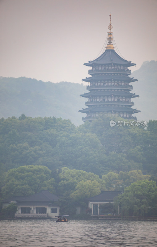 杭州西湖雾色雷峰塔