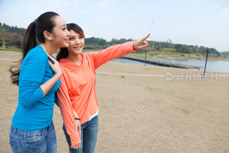 年轻女人在郊外