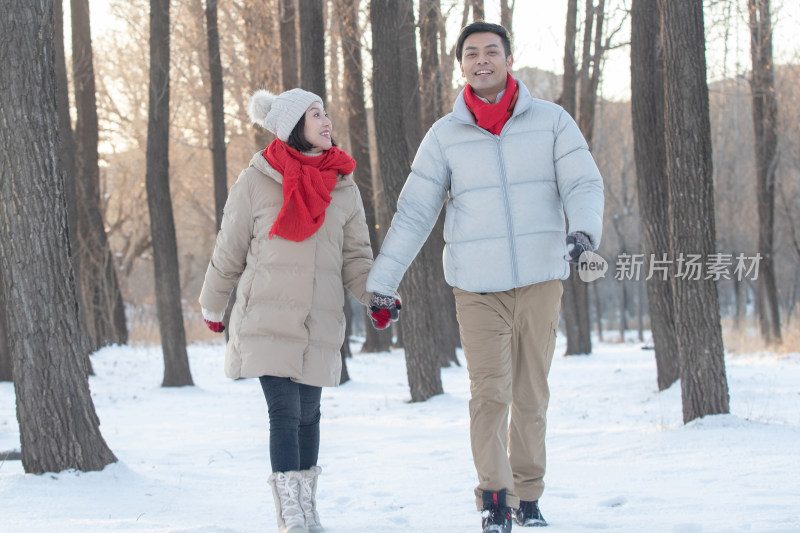 雪地上散步的青年夫妇