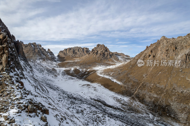 四川阿坝州莲宝叶则冬季雪山巍峨航拍