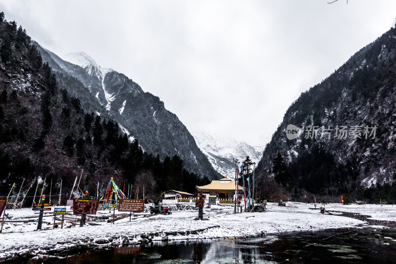 云南梅里雪山雨崩村雪景