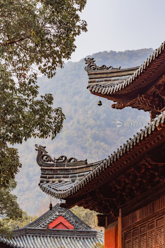 天台国清寺中式古建筑屋檐与山林景致