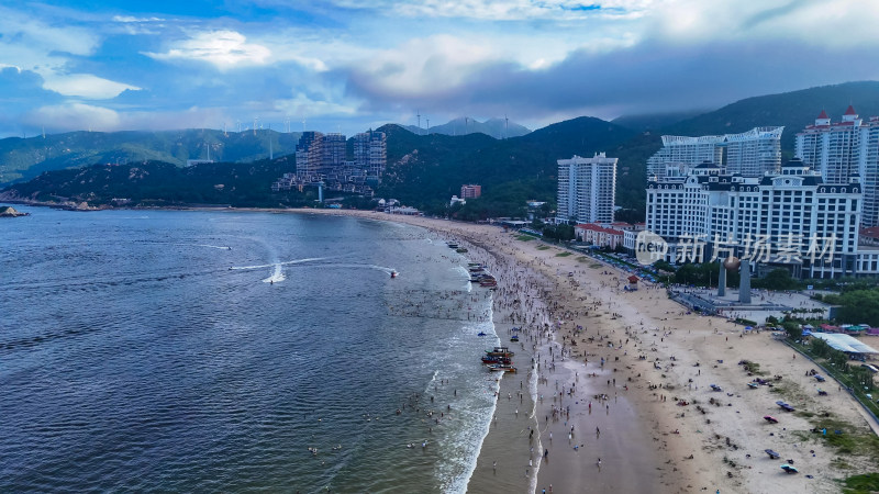 航拍海浪拍打沙滩沙滩游泳游客