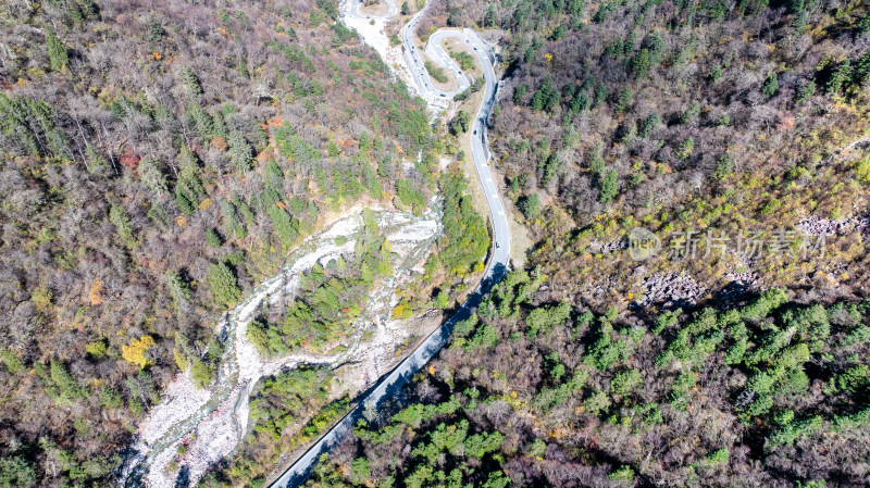 四川阿坝理小路的道路航拍