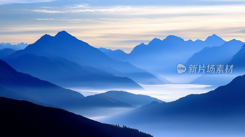 云雾缭绕的蓝色山峰山脉云海自然风景