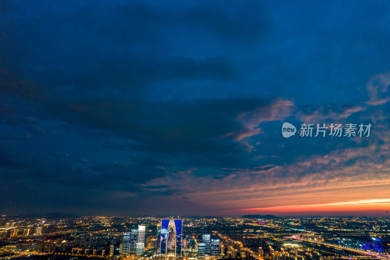 苏州金鸡湖夜幕降临航拍摄影图