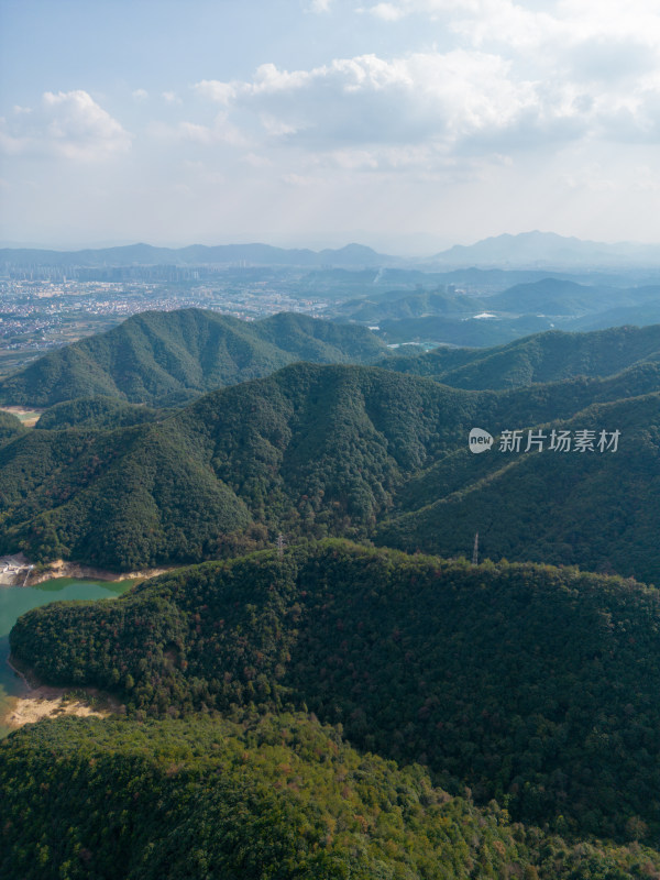 航拍蓝天白云下的青山河流村庄风光