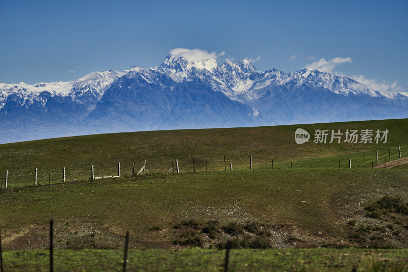 航拍天山博格达峰