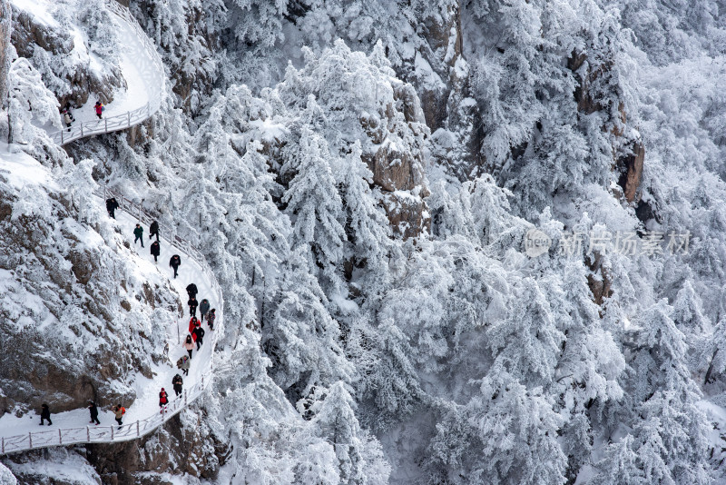 洛阳老君山雪后美景栈道上游客休闲拍照