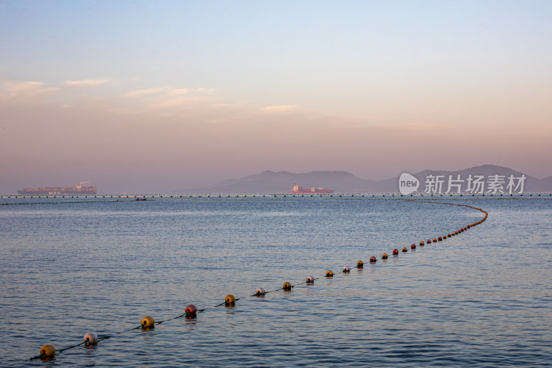 青岛小鱼山第一海水浴场汇红瓦绿树碧海蓝天