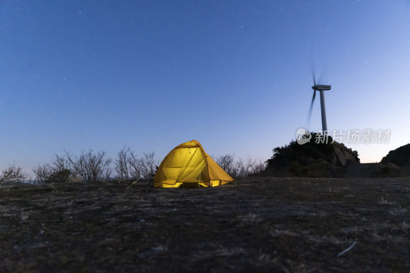 星空下山顶露营帐篷夜景