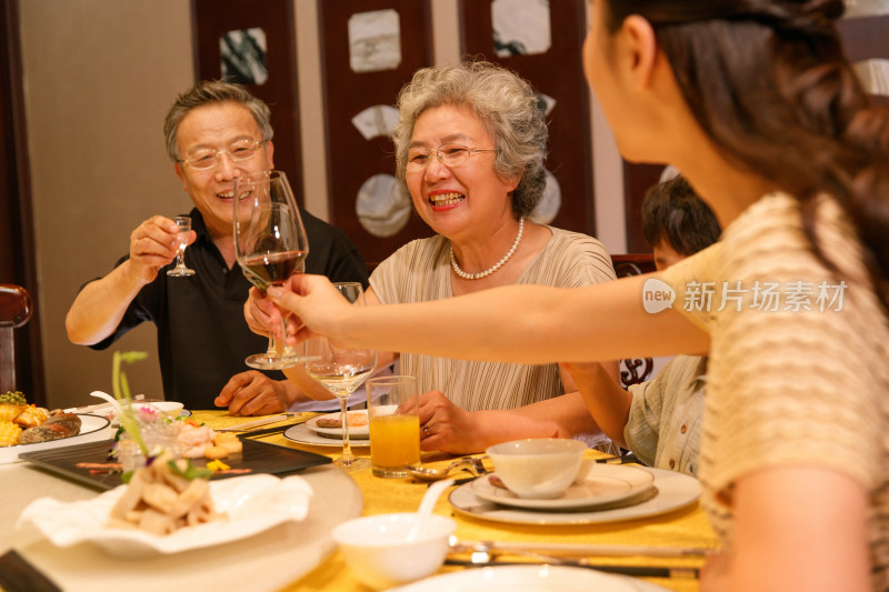 幸福家庭在餐厅用餐