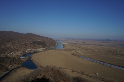 辽宁丹东虎山长城俯瞰朝鲜风光