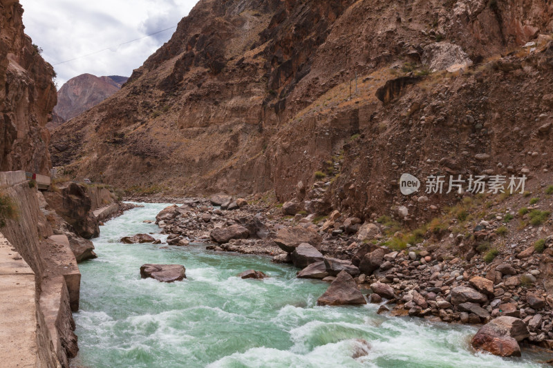 西藏山谷中碧绿的河流