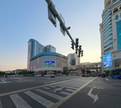 城市十字路口高楼与街景