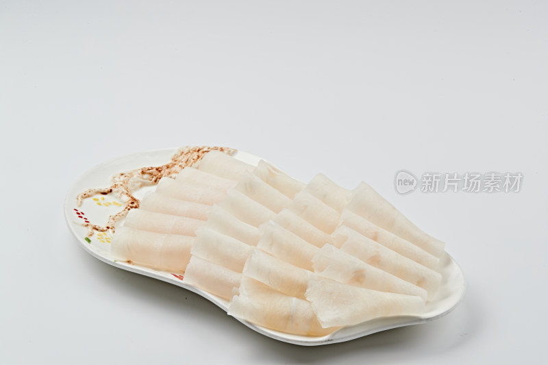 白色瓷盘装的顶级俄罗斯银鳕鱼切片