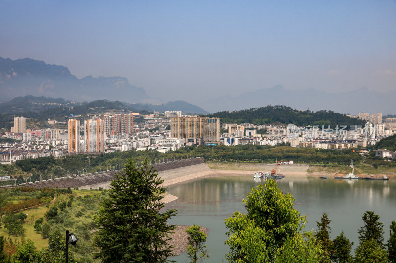 远眺三峡大坝坝上第一县湖北秭归新县城