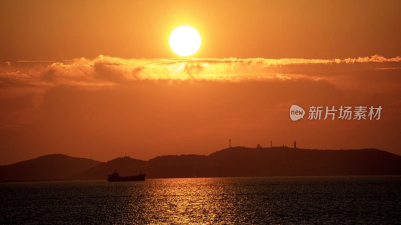 海上夕阳与船只景观