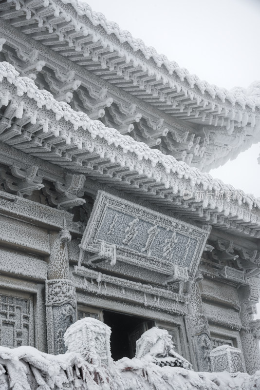 寒冷冬天冰雪霜冻的古建筑房檐走廊